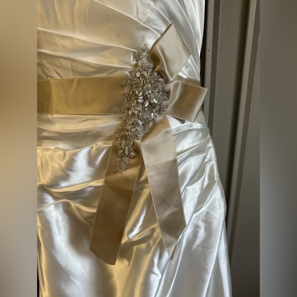 David's Bridal Strapless Charmeuse A-Line Size 14W Wedding Dress STYLE# 9OP1242 - Picture 8 of 16